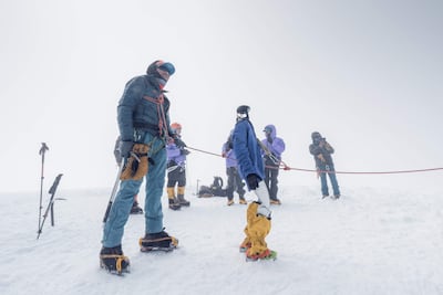 Fotografía del 5 de Junio de 2026 cedida por David Gutiérrez del robot humanoide llamado Pemba (c) en la cumbre del volcán Chimborazo.