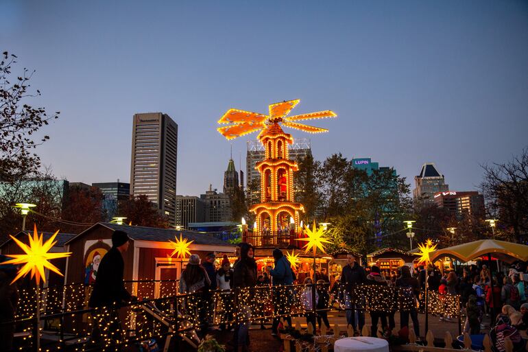 En el "Christmas Village" de Baltimore, la "Pirámide Gluhwine" es una versión iluminada y sobredimensionada de las construcciones de madera que suelen encontrarse en los mercados navideños alemanes.