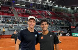 El paraguayo Adolfo Daniel Vallejo (derecha, 22 años), con el líder de la clasificación mundial de tenis, el italiano Jannik Sinner (24).