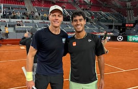 NO ES IA: La máxima figura del tenis mundial, el italiano Jannik Sinner junto al paraguayo Daniel Vallejo en Madrid.