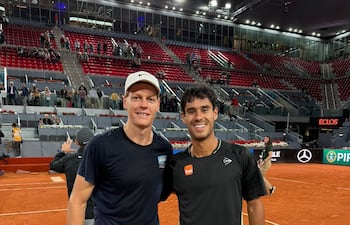 El paraguayo Adolfo Daniel Vallejo (derecha, 22 años), con el líder de la clasificación mundial de tenis, el italiano Jannik Sinner (24).
