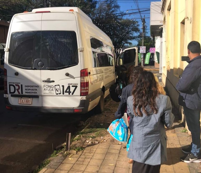 Operativo interinstitucional rescató a ocho niños indígenas en situación de calle en Villarrica.