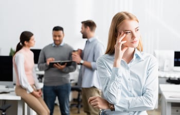 En muchas organizaciones, el foco está puesto en la estrategia y en los resultados, pero hay algo que se ignora sistemáticamente: Los comportamientos cotidianos.