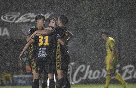 Néstor Camacho, Morínigo, Diego González y Rayer, después del autogol de José Antonio Espínola.