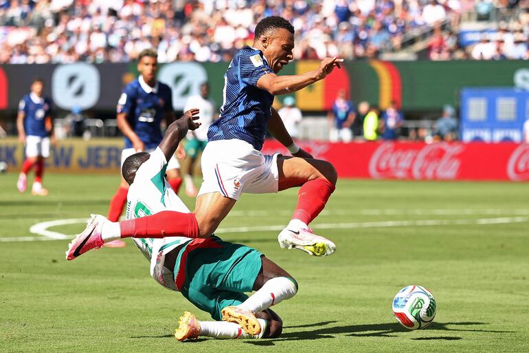 Supuesto penal de Mané sobre Mbappé desestimado por el árbitro después de la revisión.