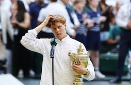 LONDON (United Kingdom), 12/07/2026.- Jannik Sinner of Italy celebrates with the trophy after winning the Men's Singles final against Alexander Zverev of Germany at the Wimbledon Championships in London, Britain, 12 July 2026. (Tenis, Alemania, Italia, Reino Unido, Londres) EFE/EPA/TOLGA AKMEN