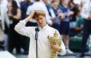 LONDON (United Kingdom), 12/07/2026.- Jannik Sinner of Italy celebrates with the trophy after winning the Men's Singles final against Alexander Zverev of Germany at the Wimbledon Championships in London, Britain, 12 July 2026. (Tenis, Alemania, Italia, Reino Unido, Londres) EFE/EPA/TOLGA AKMEN