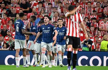 Los jugadores del Arsenal celebran su segundo gol durante el partido de fútbol de la primera jornada de la UEFA Champions League entre el Athletic Club de Bilbao y el Arsenal, en el estadio de San Mamés en Bilbao.