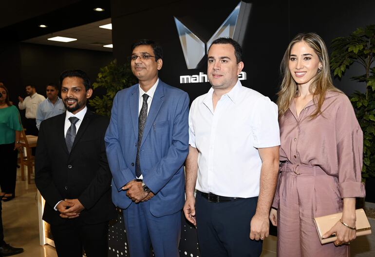 Raman Bansal, country manager LATAM de Mahindra, Dr. Piyush Singh, embajador de la India, José Carlo Bogarín, CEO de Automotor, y Karina Frutos Bogarín, directora ejecutiva de Automotor.