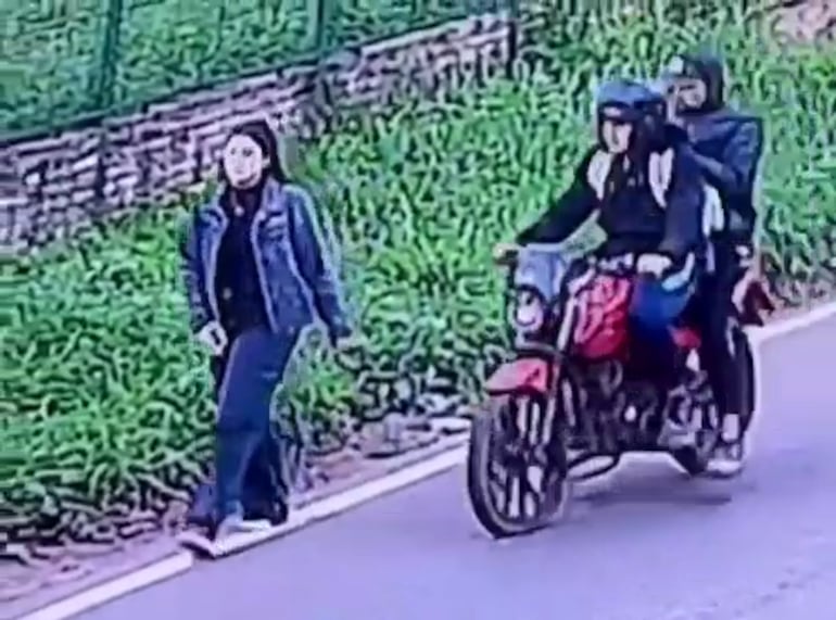 Buscan a dos motochorros que asaltaron a un joven en Guarambaré.
