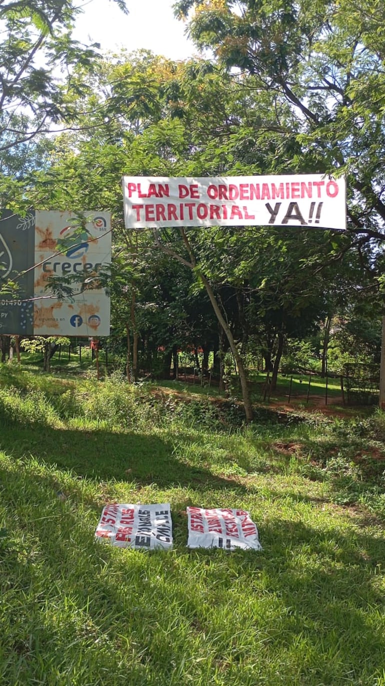 Los pobladores de Piribebuy colocan en cada zona carteles en defensa del arroyo.