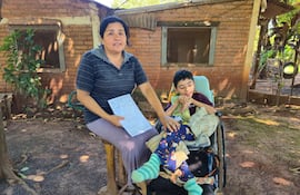 Ofrecen poroto y artesanías para que su hijo con discapacidad continúe tratamiento en el Hospital General de Itapúa