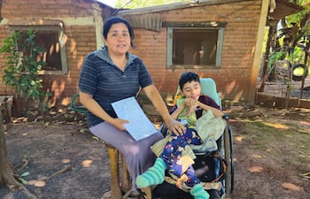 Ofrecen poroto y artesanías para que su hijo con discapacidad continúe tratamiento en el Hospital General de Itapúa