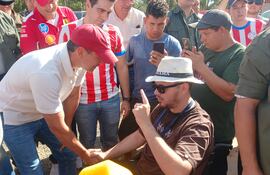 Momento en que el Coordinador de Personas con Discapacidad Lucas Cabral reclama una ley de pensión al presiente Santiago Peña.