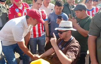 Momento en que el Coordinador de Personas con Discapacidad Lucas Cabral reclama una ley de pensión al presiente Santiago Peña.