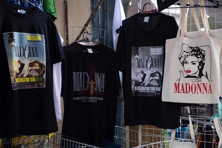 Merchandising alusivo al concierto que dará Madonna en Río de Janeiro.