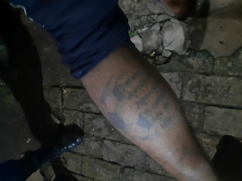 Un joven fue detenido tras el "aparente hurto de una gallina" en la ciudad de Itá. En la foto, los agentes del Grupo Lince muestran los tatuajes.