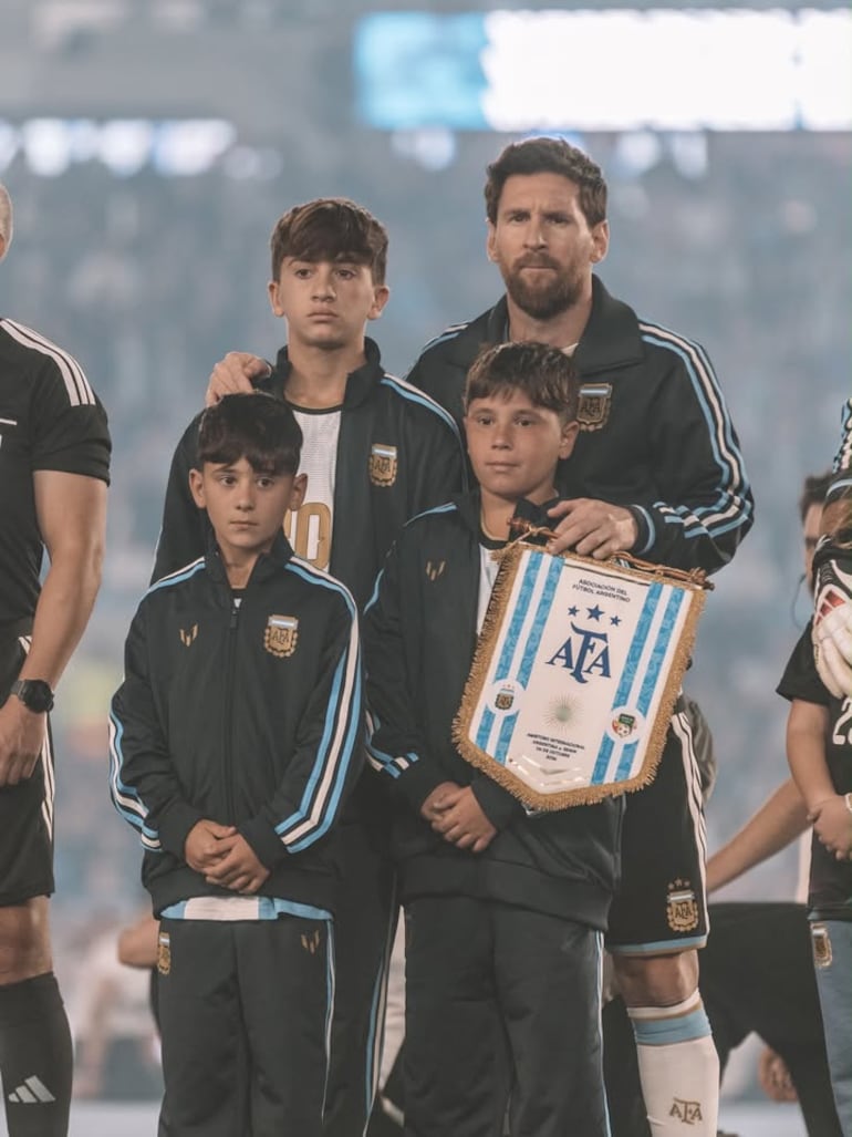 Lionel Messi con sus tres hijos: Thiago, Mateo y Ciro en su emotiva despedida en el Monumental. (Instagram/Antonela Roccuzzo)