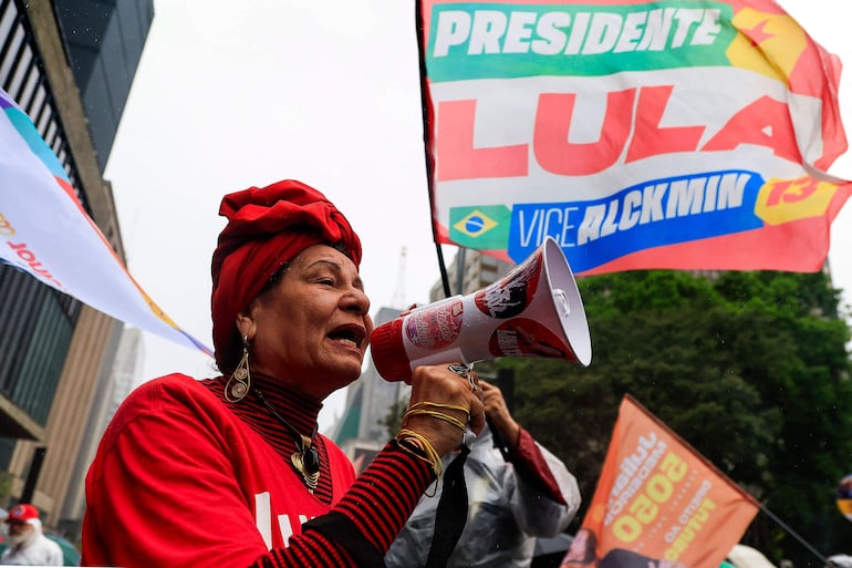 Partidarios del presidente de Brasil y candidato a la reelección, Luiz Inácio Lula da Silva, gritan consignas con un megáfono durante una marcha dentro de la movilización nacional del Partido de los Trabajadores (PT) en Sao Paulo, Brasil, el 13 de septiembre de 2026. Brasil celebrará elecciones presidenciales el 4 de octubre de 2026.