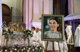 Reliquia peregrina de Chiquitunga junto a un cuadro de la beata que permanecerá en la Catedral de Villarrica.