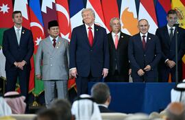 En el margen izquierdo de la imagen se ve a Santiago Peña, durante la Cumbre de Paz de Sharm el-Sheikh, en la ciudad turística egipcia de Sharm el-Sheikh, en el Mar Rojo.