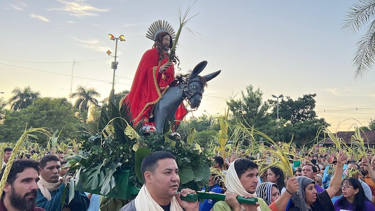 Las familias llevaron sus palmas para bendecirlas.