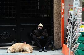 La hipotermia se produce cuando la temperatura corporal desciende por debajo de los 35 °C. El cuerpo humano funciona normalmente a unos 36.5 a 37.5 °C.
