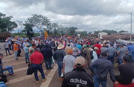 Momento en que los cañicultores socializan el resultado de la reunión realizada con autoridades de Petropar en la planta alcoholera de Mauricio José Troche.