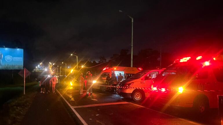 Tres personas internadas en HGI tras triple colisión y vuelco de colectivos en Encarnación