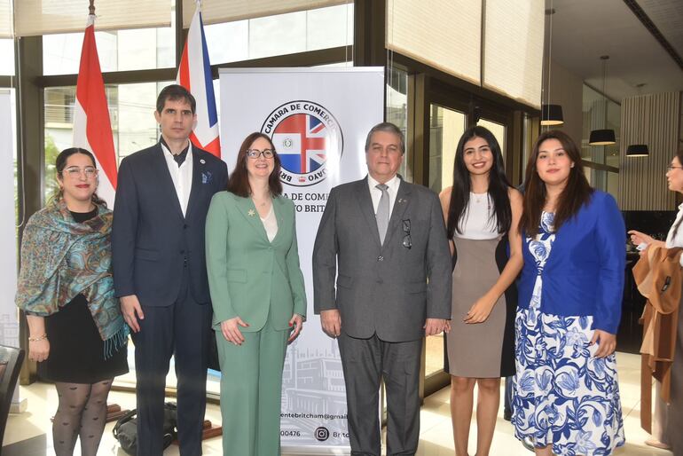 Karina Rodríguez, embajada británica; Federico Silva, colaborador de presidencia de la CCPB; Danielle Dunne, embajadora del Reino Unido; Guillermo Krauch, vicepresidente de la CCPB; Sol Fleitas, gerente de la CCPB, y Jazmín Seux, administración de la CCPB. 