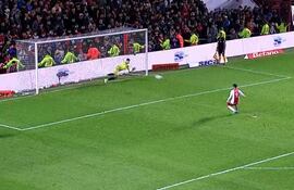 Orlando Gill atajó el octavo penal de Argentinos Juniors.