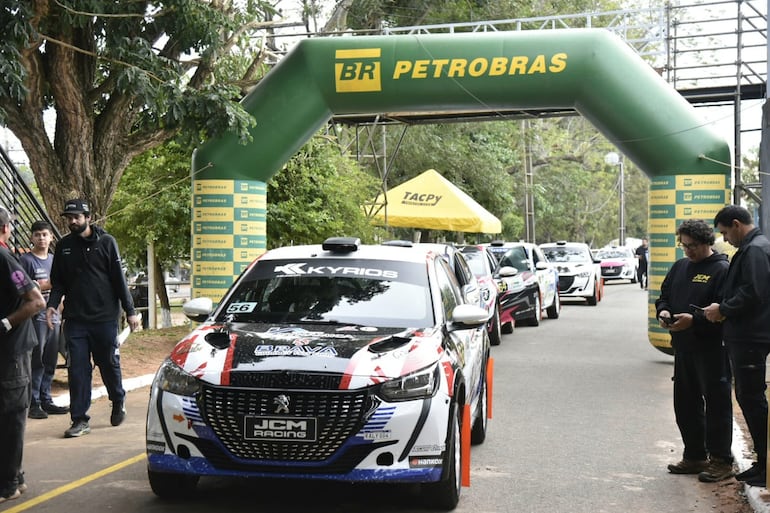 De esta manera ingresaron los autos de la F2 a las verificaciones esta mañana.