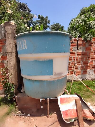 Los pobladores de la compañía Cabañas se ven obligados a comprar tanques para que no les falte el agua.