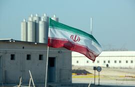Una bandera iraní fuera de la planta de energía nuclear de Bushehr. (Imagen de archivo)