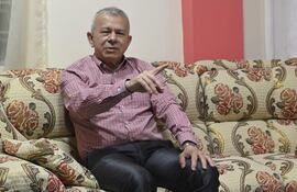 El auditor y analista económico Angel Devaca Pavón, decano de la Facultad de Ciencias Económicas, Contables y Administrativas de la Universidad Católica "Nuestra Señora de la Asunción".