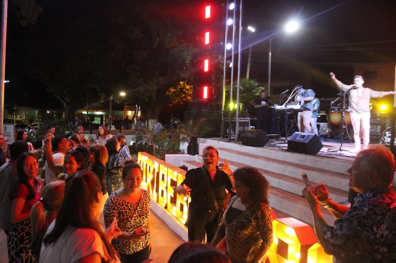 Durante el festival, las familias se acercaron al escenario para cantar y bailar al ritmo de la música, compartiendo risas y alegría mientras disfrutaban de las distintas presentaciones artísticas.