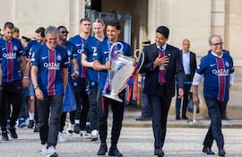 PARIS (France), 31/05/2026.- Paris Saint-Germain head coach Luis Enrique (2-L), president Nasser Al-Khelaifi (C-R) and PSG captain Marquinhos (C) carrying the trophy arrive at Elysee Palace prior to a reception ceremony with the French president in Paris, France, 31 May 2026. Paris Saint-Germain won the UEFA Champions League for the second time after beating Arsenal FC on 30 May 2026 in the final in Budapest. (Liga de Campeones, Francia) EFE/EPA/CHRISTOPHE PETIT TESSON