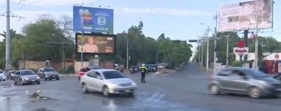 Los agentes de tránsito dirigen la circulación de los vehículos ante la falla de los semáforos.