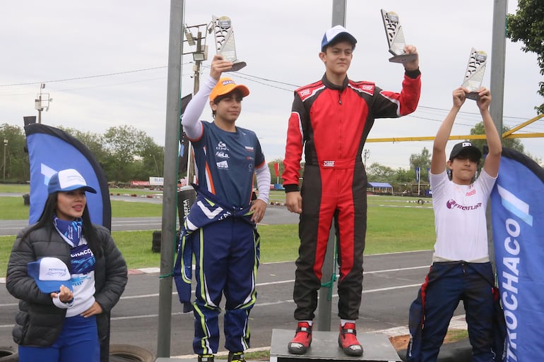 Con sus respectivos trofeos, los integrantes del podio en la categoría Fórmula Mundial celebran el logro.