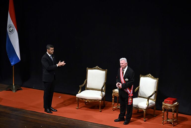 El presidente de la República, Santiago Peña entregó la distinción al maestro Luis Szarán.