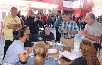 El fiscal Marcelo García de Zuñiga dialoga con miembros de una de las mesas en las cuales se registraron los hechos.