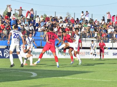 Momento del partido entre Sportivo Ameliano y Nacional por el torneo Apertura 2025 de la Primera División de Paraguay en el Ameliano Villeta, en Villeta.