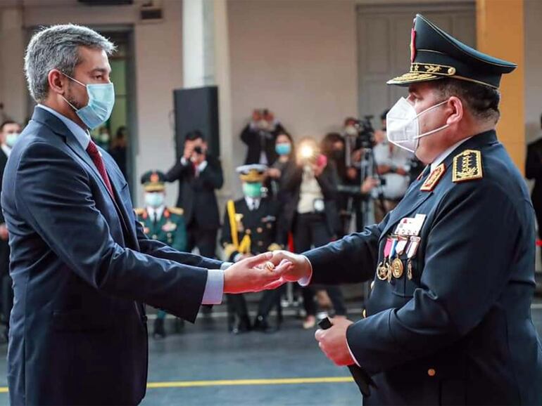 El presidente Marito entrega su bastón de mando e impone la presilla de cuatro estrellas al actual comandante, Luis Arias.