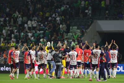 Jugadores de Cerro saludan a los aficionados este miércoles, al final de un partido por los octavos de final de la Copa Libertadores entre Palmeiras y Cerro Porteño, en el Nubank Parque en Sao Paulo (Brasil).