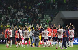 Jugadores de Cerro saludan a los aficionados este miércoles, al final de un partido por los octavos de final de la Copa Libertadores entre Palmeiras y Cerro Porteño, en el Nubank Parque en Sao Paulo (Brasil).