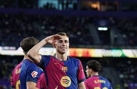 El español Fermín López Marín (21) festeja gol y triunfo del Barça.