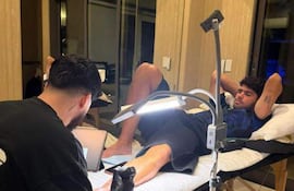 oto difundida en la cuenta de Instagram de Carlos Alcaraz, del momento en que le realizan un tatuaje en California durante la disputa del Masters 1000 de Indian Wells y que recuerda su reciente éxito en el Abierto de Australia.