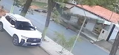 La motocicleta impactó contra el local comercial y derribó el techo de la entrada. 