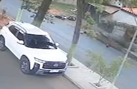 La motocicleta impactó contra el local comercial y derribó el techo de la entrada.