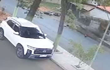 La motocicleta impactó contra el local comercial y derribó el techo de la entrada.